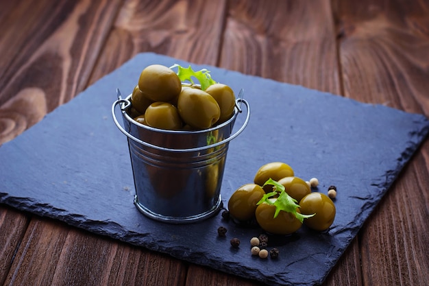 Aceitunas en cubo de hierro