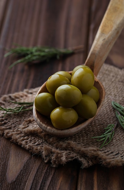 Aceitunas en cuchara de madera