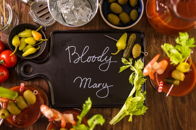 Aceitunas, encurtidos, apio y camarones cóctel para decorar el cóctel Bloody Mary.