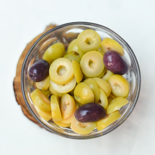 Foto aceitunas en escabeche pepino limón y pimienta verduras en escabeche comida egipcia