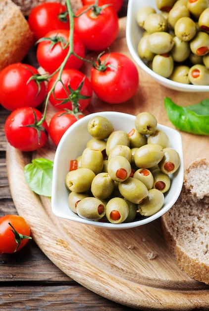 Aceitunas españolas en la mesa de madera