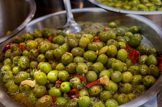 Aceitunas españolas Tienda de aceitunas y cítricos de un mercado español