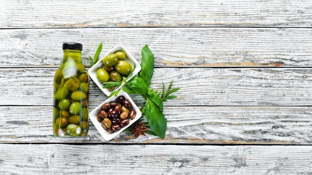 Foto aceitunas en un frasco de aceite de oliva vista superior espacio libre para el texto