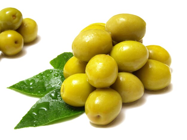 Aceitunas frescas aisladas