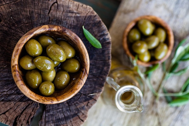 Aceitunas frescas en madera