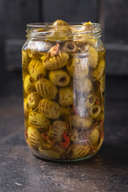 Aceitunas de fruta fresca de oliva a la parrilla en un plato listo para comer bocadillo en la mesa espacio de copia de alimentos