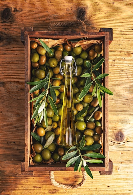 Aceitunas maduras frescas en caja