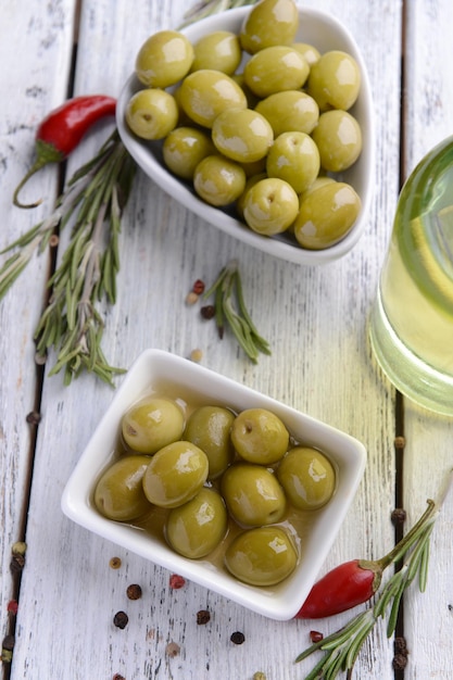 Foto aceitunas marinadas en primer plano de la mesa