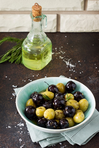 Aceitunas negras y verdes en un bol