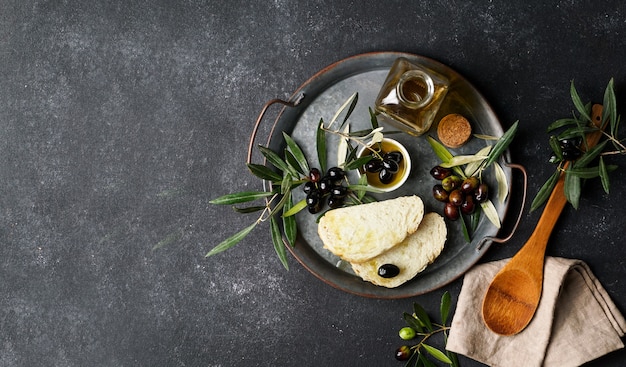 Foto aceitunas negras y verdes frescas y aceite de oliva