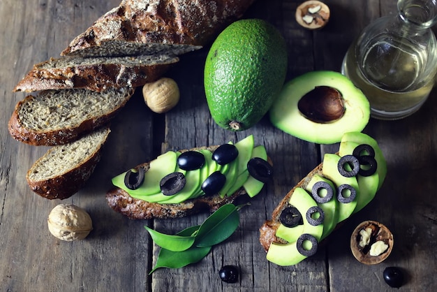 Aceitunas de pan de aguacate sobre un fondo de madera