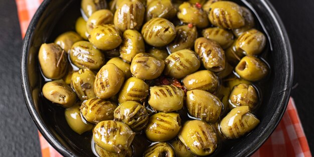 Aceitunas a la parrilla frutas frescas en un plato listo para comer porción comida bocadillo en la mesa espacio de copia de alimentos