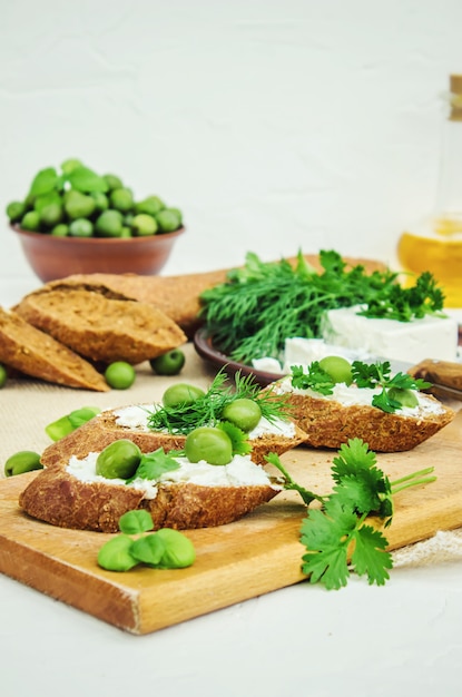 Aceitunas y queso sobre un fondo blanco. sandwiches enfoque selectivo