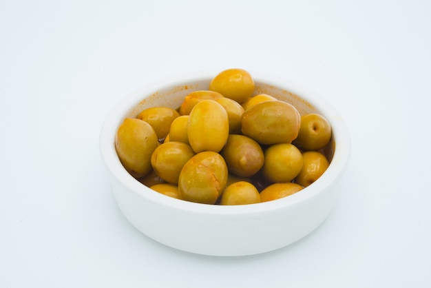 Aceitunas en un recipiente aislado en blanco