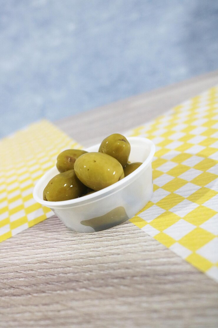 Aceitunas sobre la mesa. Aceitunas verdes con relleno. Pasabocas, eventos, entrada de comida