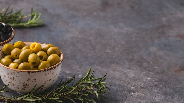 Aceitunas en un tazón de romero.