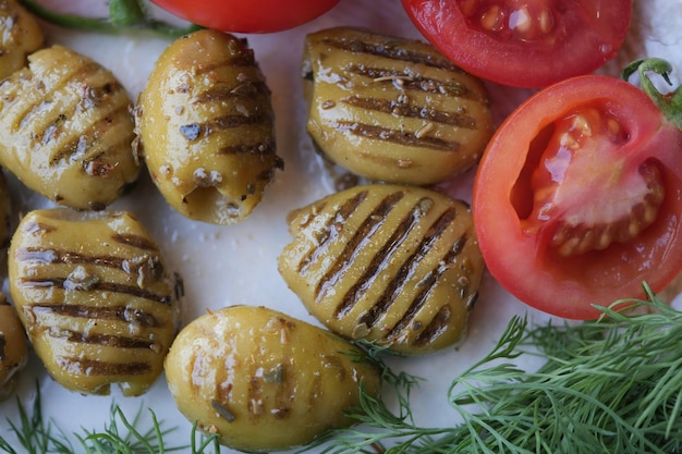 Aceitunas turcas a la parrilla con aceitunas y tomate en un plato