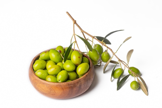 Aceitunas verdes frescas en el fondo blanco