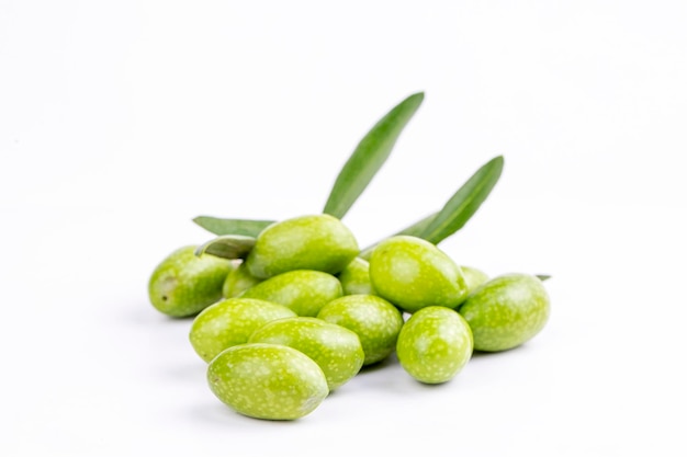 Aceitunas verdes frescas en el fondo blanco