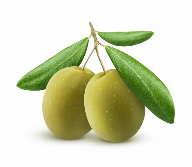 Aceitunas verdes con hojas aisladas en blanco