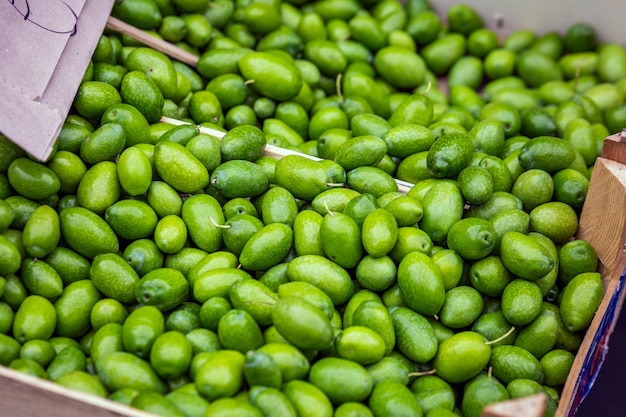 Aceitunas verdes en el mercado de Catania. Italia.