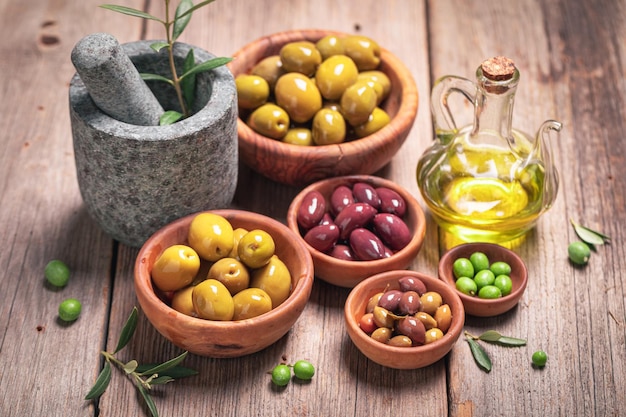 Aceitunas verdes y negras como aperitivo italiano