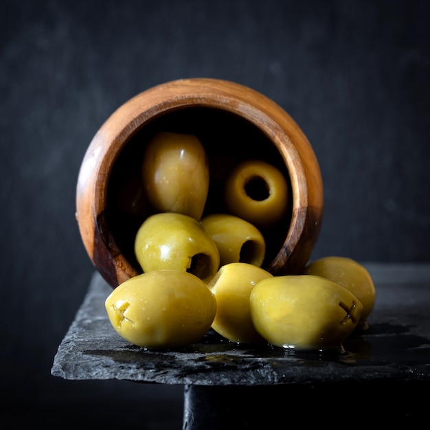 Aceitunas verdes en una pizarra