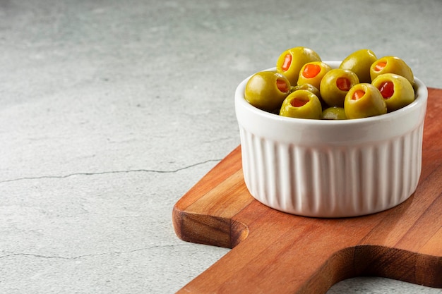 Aceitunas verdes rellenas en un bol.