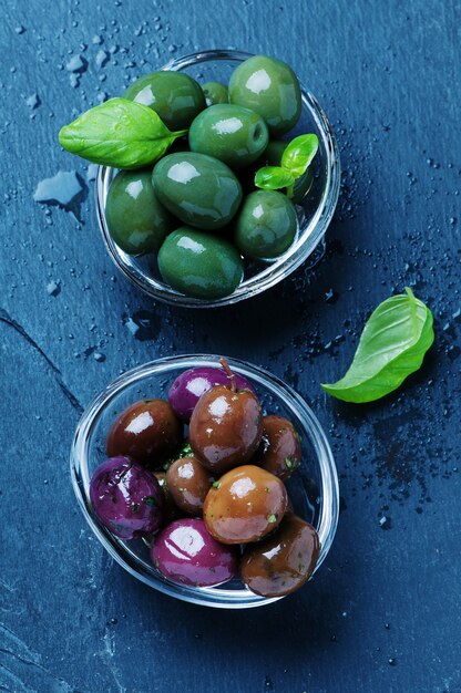 Aceitunas verdes sobre la mesa negra