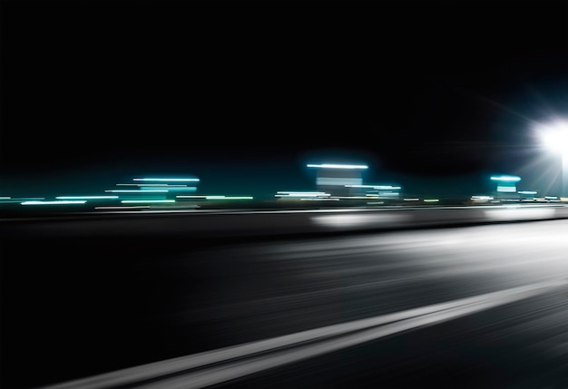 Foto acelere el movimiento en la carretera vacía por la noche con la minimización de las estelas de luz