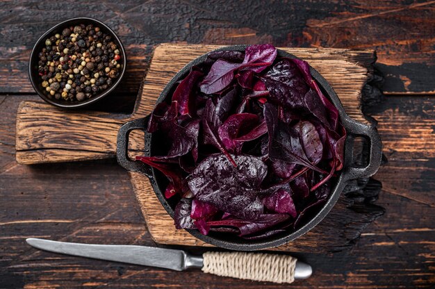 Acelga suíça ou salada Mangold Leafs em uma panela