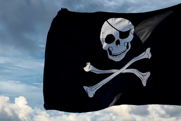 Acenando a bandeira de pirata jolly roger