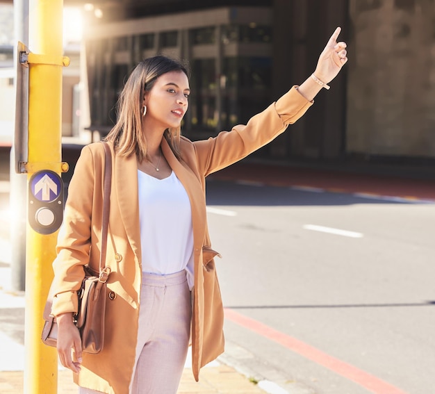 Acenar táxi e mulher na cidade para transporte de táxi e viagens diárias em cbd para negócios ou reunião Pessoa mão e sinal para chamar a atenção do motorista de táxi e serviço de passageiros na cidade