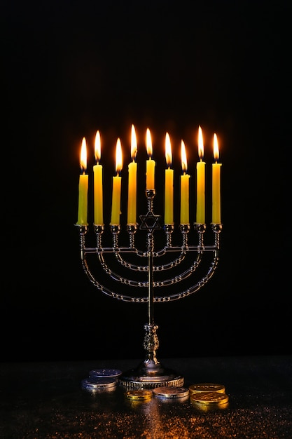 Acendendo velas de Hanukkah Celebração de Hanukkah judaísmo tradição menorá