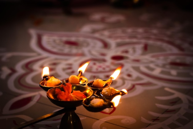 Foto acender velas de té en la oscuridad