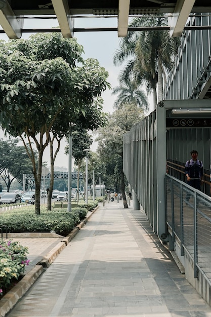 Foto aceras vacías en la ciudad al mediodía.