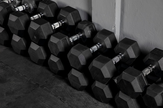 Foto acercamiento a pesas o mancuernas para hacer ejercicio en gimnasio