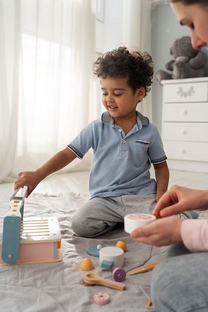 Foto acercamiento al niño que disfruta del juego didáctico