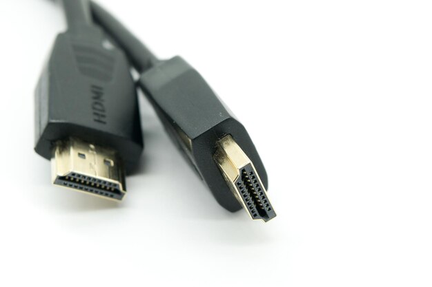 Foto acercamiento de los cables hdmi sobre un fondo blanco