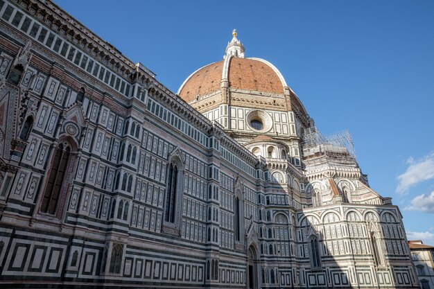 Acercamiento de la fachada de la Cattedrale di Santa Maria del Fiore (Catedral de Santa María de la Flor) es la catedral de Florencia.