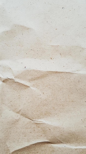 un acercamiento de una hoja de papel en una mesa