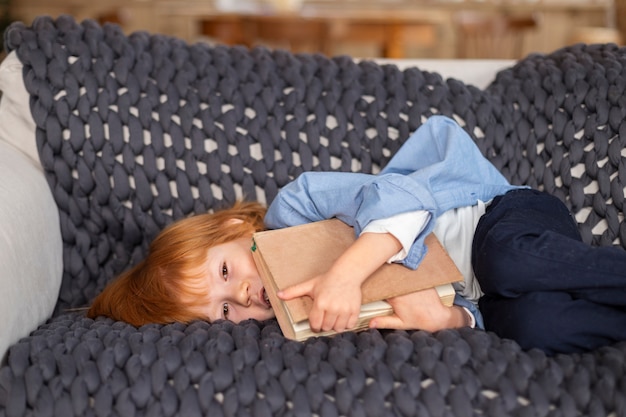 Foto acercamiento a un niño en su habitación divirtiéndose