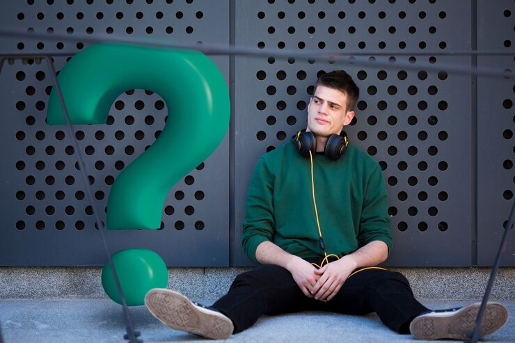 Foto acercar a la persona con signo de interrogación