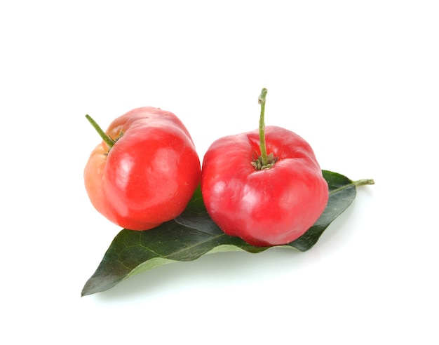 Acerola fruta sobre fondo blanco.