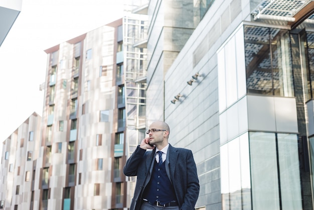 acertado elegante hombre de negocios de moda