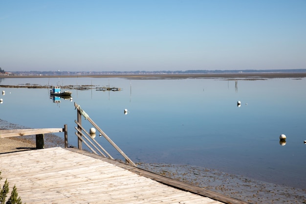 Acesso à praia na baía de Arcachon, na bacia sudoeste, na costa atlântica francesa, em lege capferret