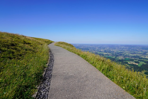 Acesso de caminho na montanha francesa para ver o vale do vulcão Puy de Dome em Auvergne, frança