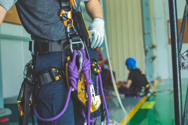 Acesso por corda de treinamento de equipamento de foco aproximado no trabalho em alta