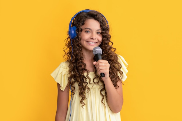 Acessório de áudio sem fio nova tecnologia desenvolvimento infantil cantor infantil cantar karaokê no microfone educação vocal online de volta à escola menina adolescente feliz em fones de ouvido ouvir música