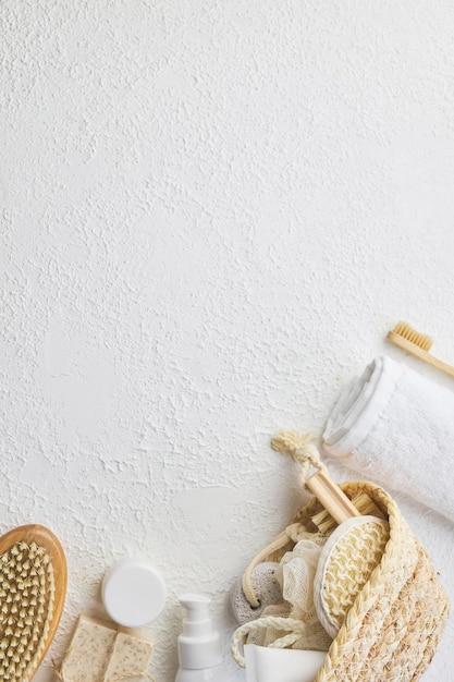 Acessórios cosméticos para massagem e banho em fundo branco